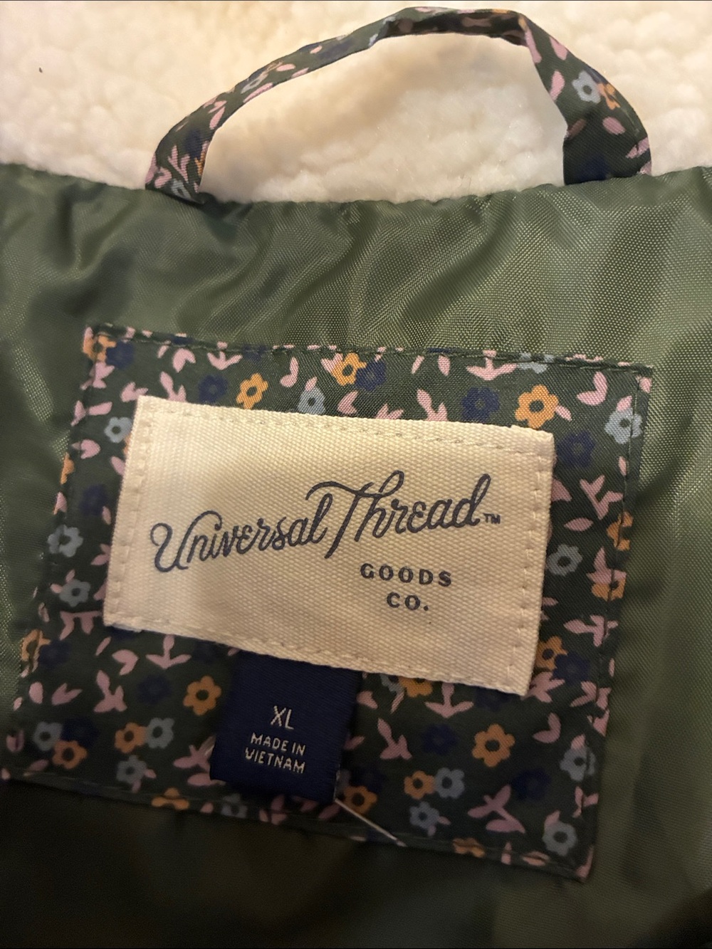 Universal Threads floral puffer vest - Picture 5 of 7